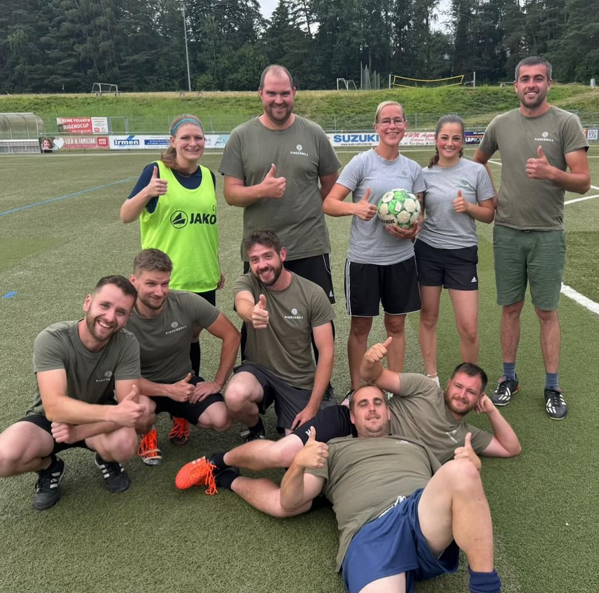 Regelmäßiges Training mit einer der Fußballmannschaften, die wir sponsern.
