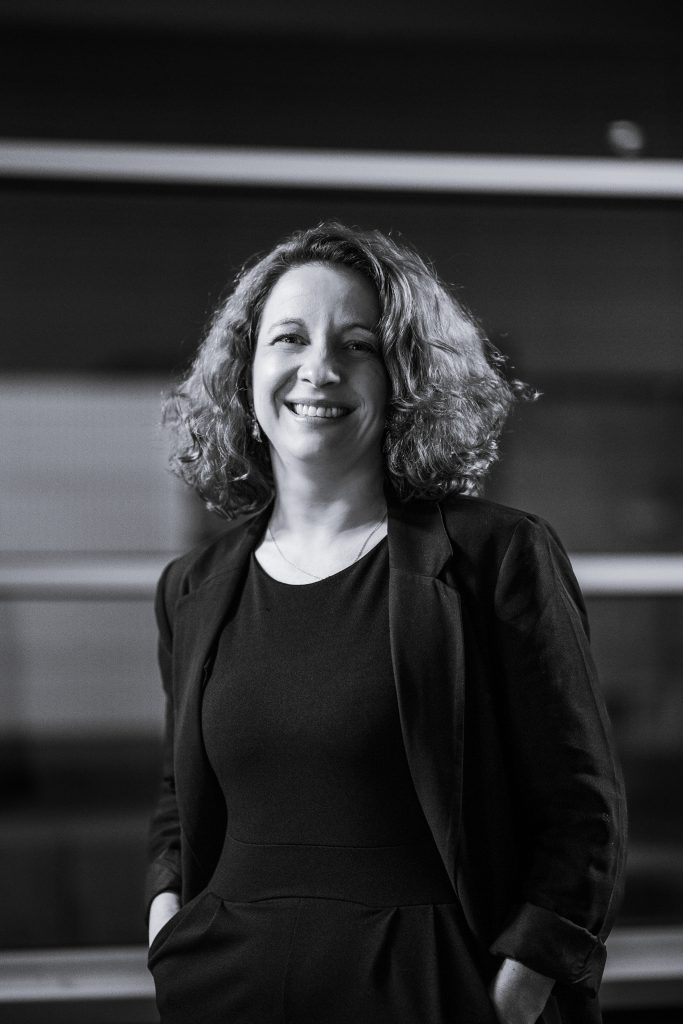 Jennifer Barbaray, Managing Director de Great Place To Work® Luxembourg, portrait professionnel en noir et blanc