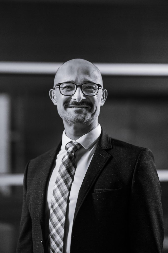 Patrice Brun, CEO de Great Place To Work® Luxembourg, portrait professionnel en noir et blanc