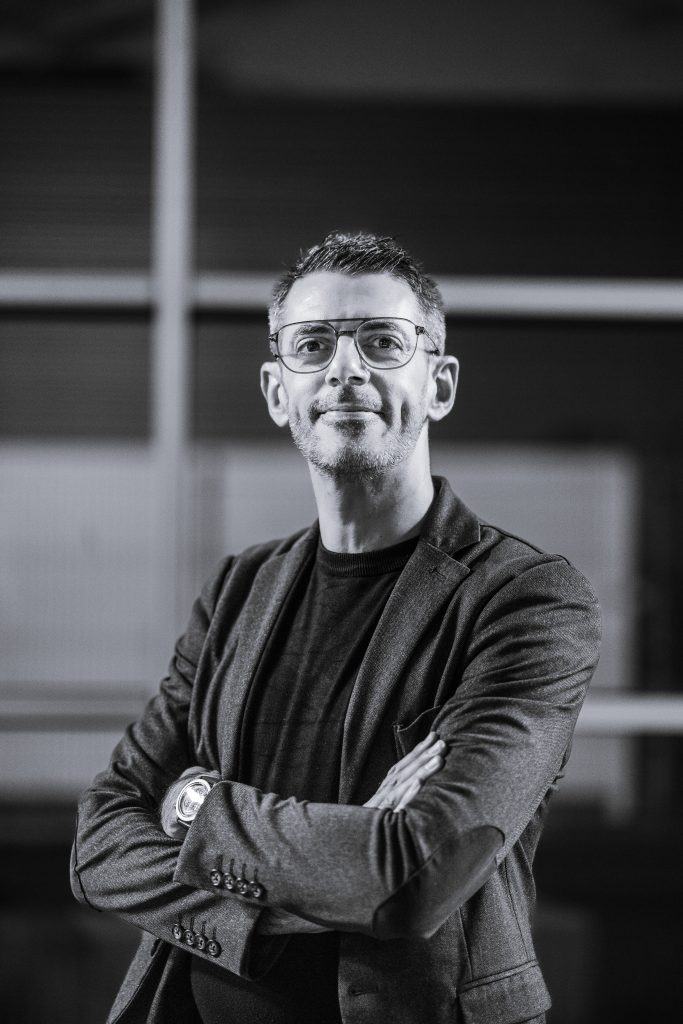 Aurélien Soler, Head of Office & Sales Manager chez Great Place To Work® Luxembourg, portrait professionnel en noir et blanc